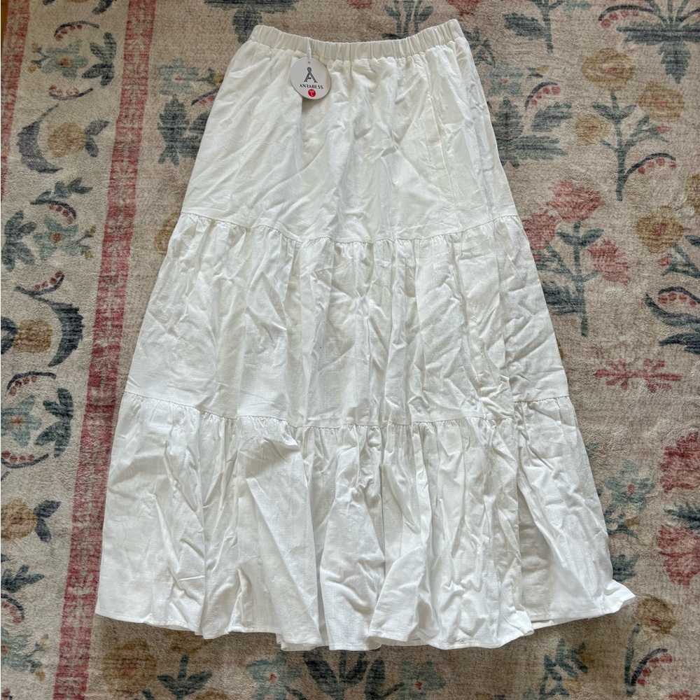 White flowy skirt with pockets - in brand new condition - ordered wrong size